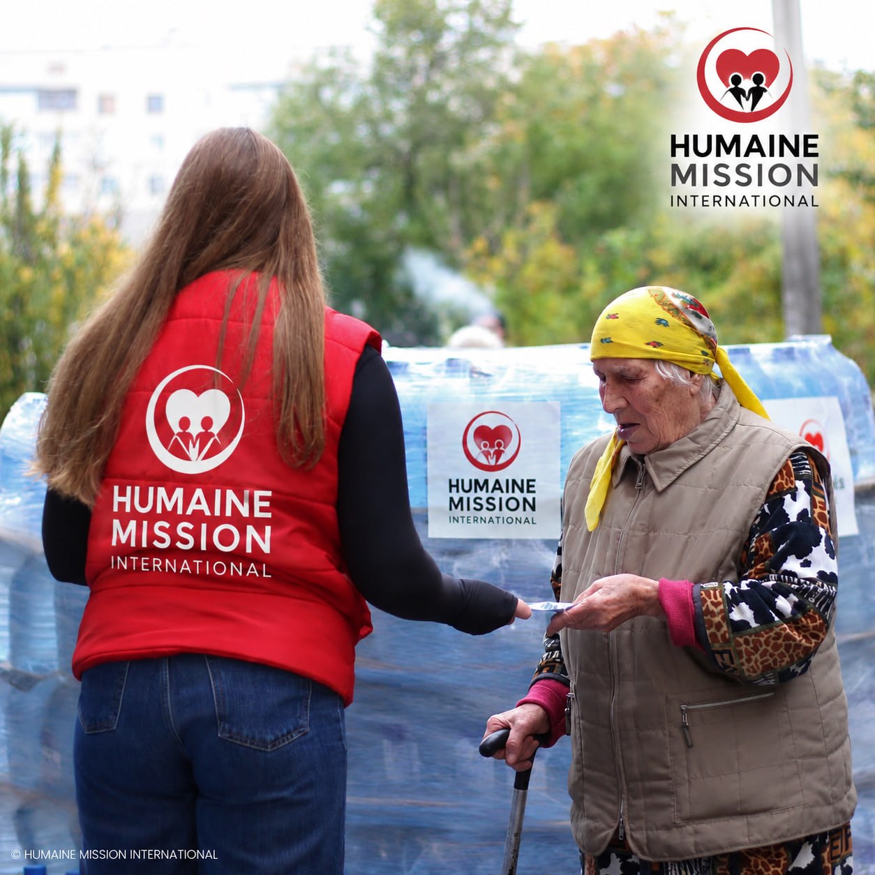 Distribution d'aide par une équipe Humaine Mission