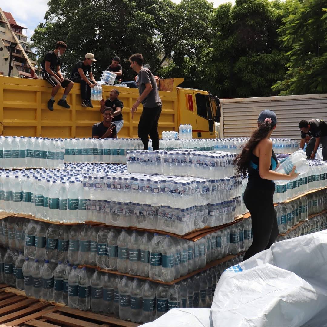 Distribution d'eau potable par les équipes Humaine Mission